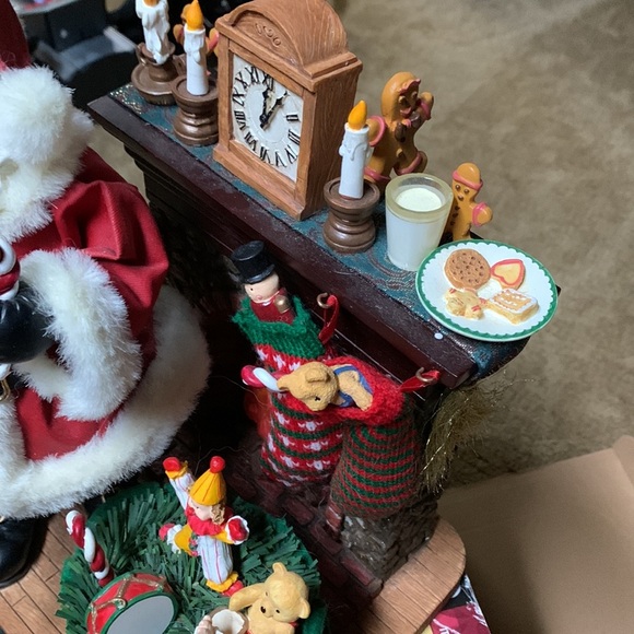 Kirkland Signature Fabric Mache Santa by the Fireplace Vintage - Picture 4 of 14